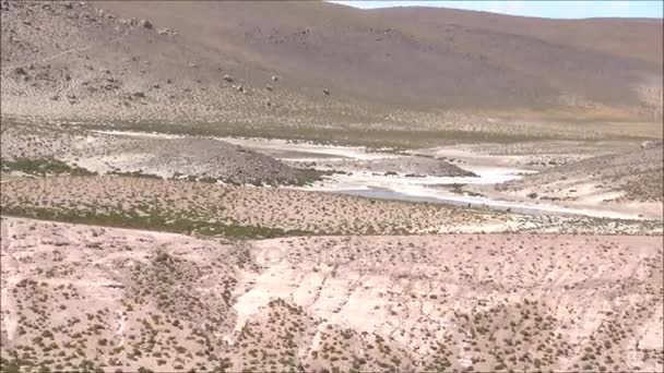 Dağlar ve lagün Atacama Çölü Şili'deki manzara — Stok video