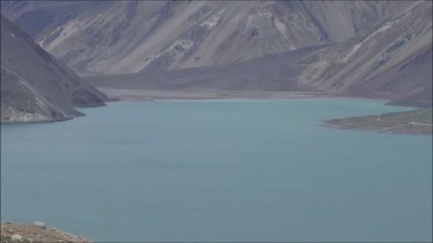 山と氷河、チリのサンティアゴでラグーンの風景 — ストック動画