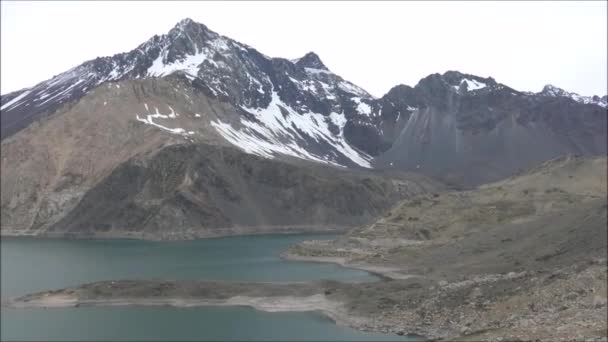 Landschap van bergen, gletsjer en lagune in Santiago, Chili — Stockvideo