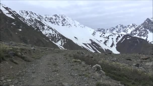 Krajobraz gór i wulkanu w Chile — Wideo stockowe