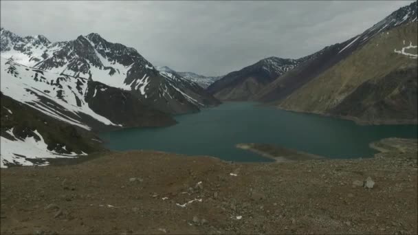 景观的山脉、 冰川和智利圣地亚哥的咸水湖 — 图库视频影像