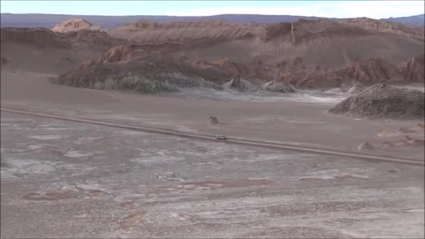 山とチリのアタカマ砂漠の渓谷の風景 — ストック動画