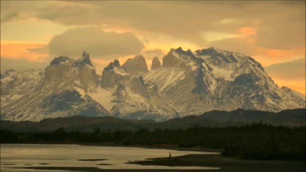 Landschap van bergen en wolken in Patagonië, Chili — Stockvideo