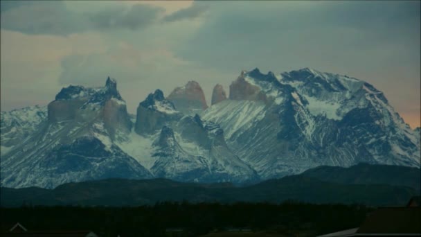 Landschap van bergen en wolken in Patagonië, Chili — Stockvideo