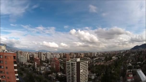 Budynki w mieście i chmury w Santiago, Chile — Wideo stockowe