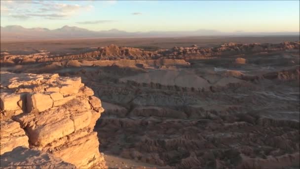 Landschap van bergen en de vallei in de Atacama woestijn Chili — Stockvideo