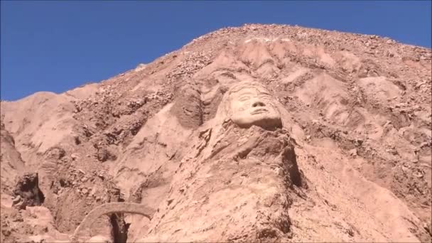 Пейзаж древней архитектуры, человеческой скульптуры и долины в пустыне Атакама Чили — стоковое видео