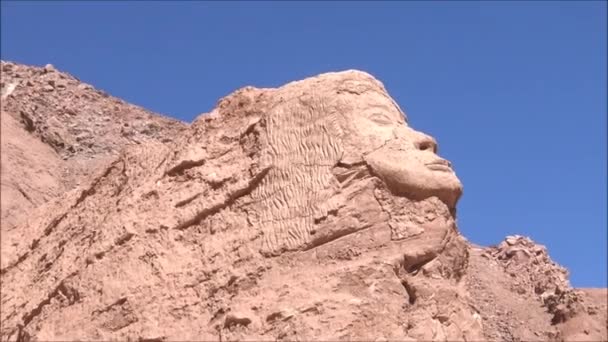 Paisaje de arquitectura antigua, escultura humana y valle en el desierto de Atacama Chile — Vídeos de Stock