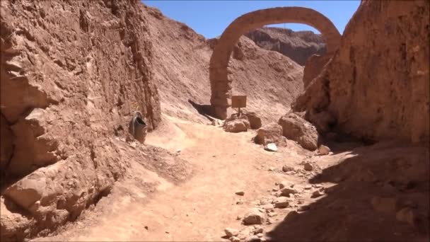 Antik Mimarlık, insan heykel ve Şili Atacama Çölü vadide peyzaj — Stok video