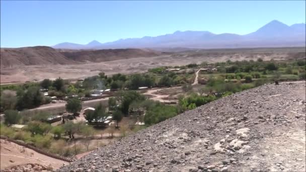 Táj és a hegyek és a völgy a Chilei Atacama-sivatag — Stock videók