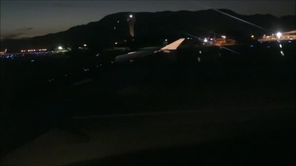 Nacht landing op de luchthaven van Santiago in Chili — Stockvideo