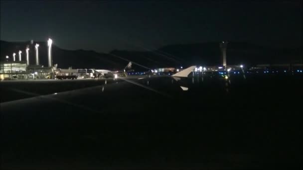 Nacht landing op de luchthaven van Santiago in Chili — Stockvideo