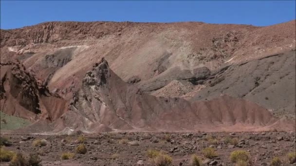 Paisaje de valle y montañas en el desierto de Atacama Chile — Vídeos de Stock