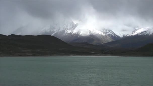 Landschap van het meer en rivier in Patagonië, Chili — Stockvideo