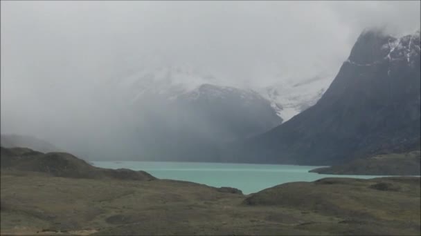 Ландшафт озера и реки в Патагонии — стоковое видео
