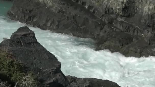 Vattenfall och natur i Patagonien Chile — Stockvideo