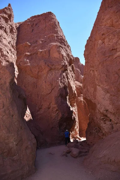 Пейзаж пещеры и долины в пустыне Атакама Чили — стоковое фото