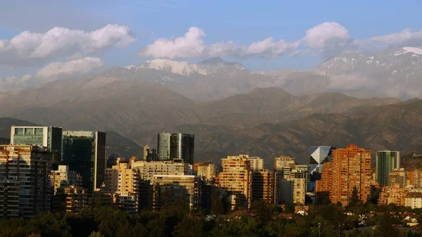 Paesaggio di città, edifici e montagne a Santiago del Cile — Foto Stock