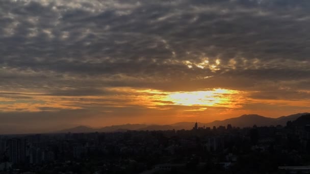 Awan matahari terbenam di Santiago Chile — Stok Video