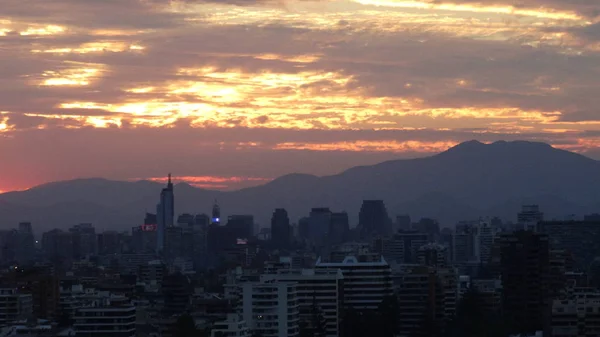 Zachód słońca zasępia, w Santiago, Chile — Zdjęcie stockowe