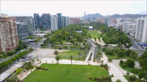 Luchtfoto van een stad in Santiago, Chili — Stockvideo