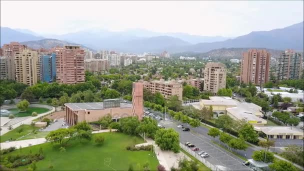 Vista aérea de una ciudad en Santiago Chile — Vídeo de stock