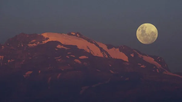 Luna Llena subiendo en el Monte Andes en Santiago Chile —  Fotos de Stock