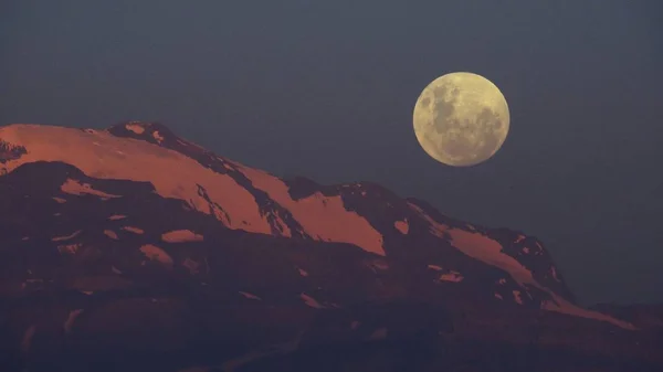 Lua Cheia subindo no Monte Andes em Santiago Chile — Fotografia de Stock