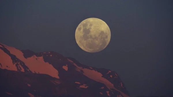 Luna Llena subiendo en el Monte Andes en Santiago Chile —  Fotos de Stock