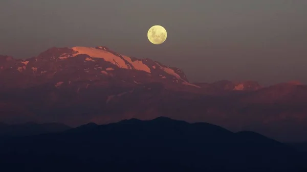 Lua Cheia subindo no Monte Andes em Santiago Chile — Fotografia de Stock