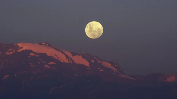 Luna Llena subiendo en el Monte Andes en Santiago Chile —  Fotos de Stock