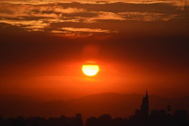 Günbatımı ve bulutlar http://www.Voices.No/mainissues/mi40008000288.php Şili