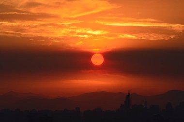 Günbatımı ve bulutlar http://www.Voices.No/mainissues/mi40008000288.php Şili