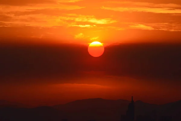 Zachód słońca i chmury w Santiago, Chile — Zdjęcie stockowe