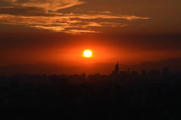Puesta de sol y nubes en Santiago Chile — Foto de Stock