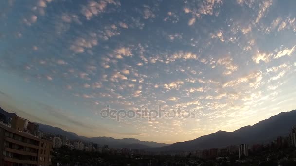 Amanecer y nubes en Santiago Chile — Vídeo de stock