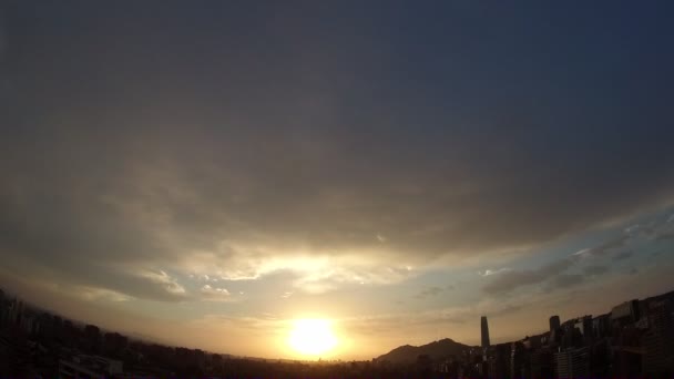 Zonsondergang en wolken in Santiago, Chili — Stockvideo