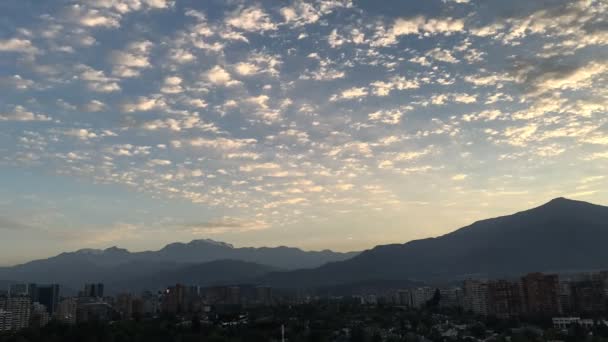 Zonsondergang en wolken in Santiago, Chili — Stockvideo