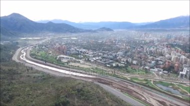 Tepeler ve şehir http://www.Voices.No/mainissues/mi40008000288.php Şili havadan görünümü