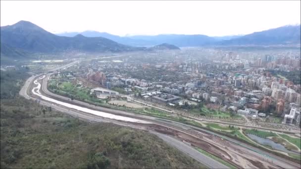 Vista aérea de colinas e cidade em Santiago Chile — Vídeo de Stock