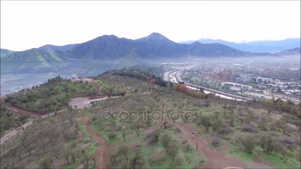 Vista aérea de colinas y ciudad en Santiago Chile — Vídeo de stock