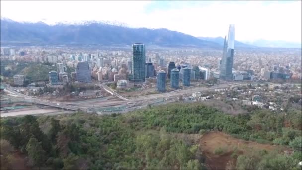 언덕과 도시 산티아고 칠레의 항공 보기 — 비디오