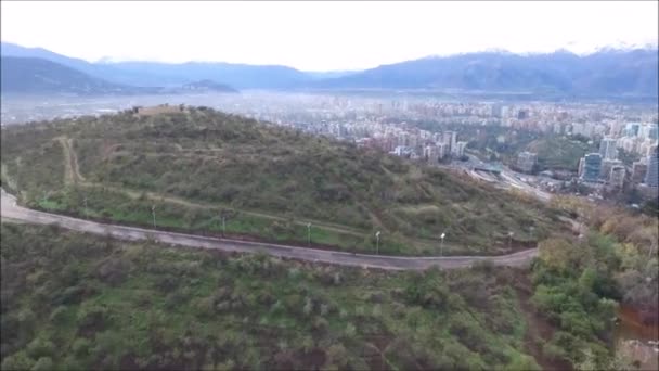 Вид з гори та місто в Сантьяго, Чилі — стокове відео