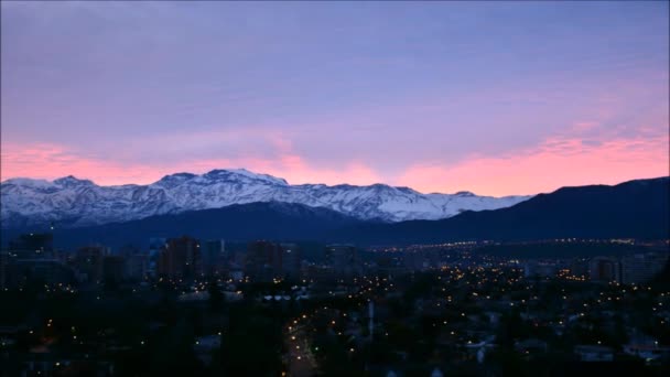 Zonsondergang en wolken in Santiago, Chili — Stockvideo