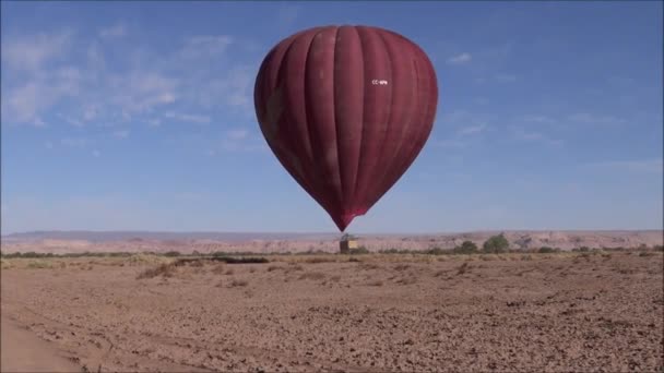 Globo sobre el desierto de Atacama en Chile — Vídeo de stock