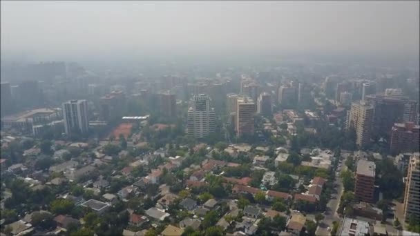 A légi felvétel a épületek és a város a Santiago, Chile — Stock videók