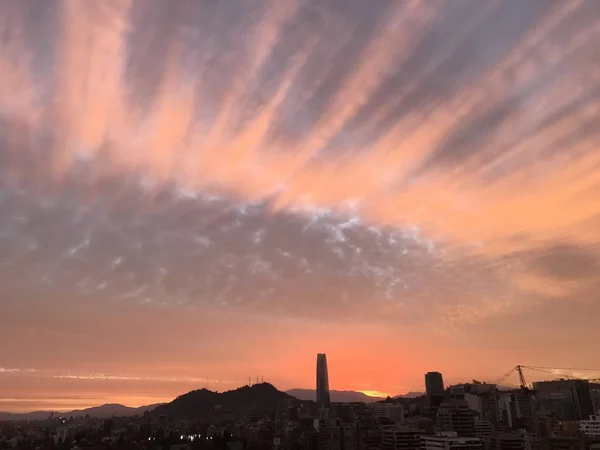 Naplemente felhők itt: Santiago, Chile — Stock Fotó