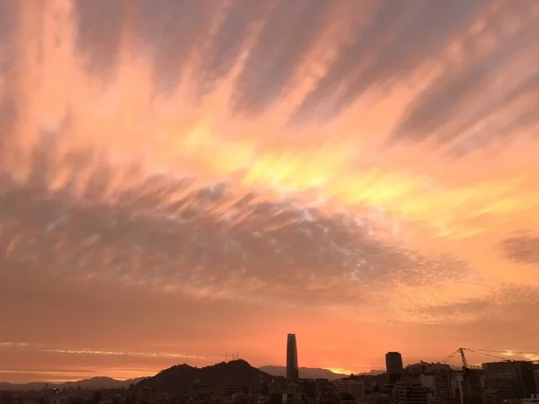 Хмари заходу сонця в Santiago, Чилі — стокове фото