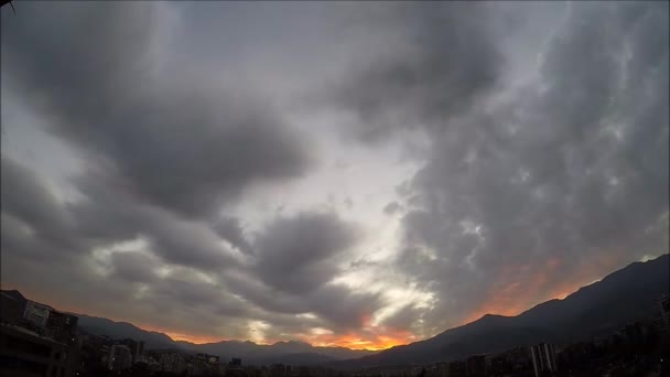 Zachód słońca zasępia w Santiago, Chile — Wideo stockowe