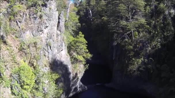 Veduta aerea di cascata, fiume e parco a Santiago del Cile — Video Stock